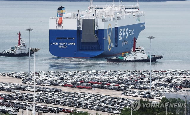 Cars await shipment overseas at a port in Pyeongtaek, about 65 kilometers south of Seoul. (Yonhap)