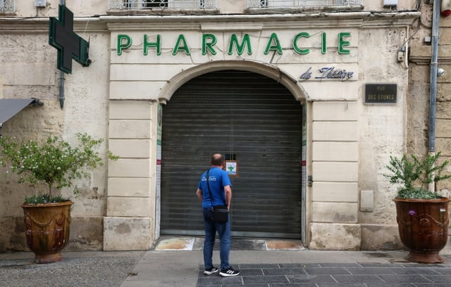 Un homme devant une pharmacie fermée, le 30 mai 2024 à Montpellier