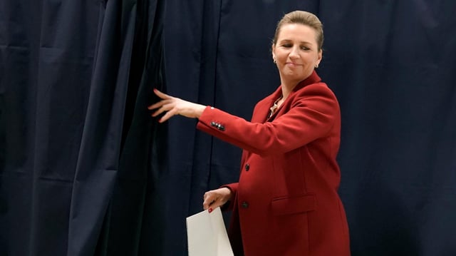 Mette Frederiksen, Ministerpräsidentin von Dänemark, verlässt eine Wahlkabine bei der Parlamentswahl 2022 in einem Wahllokal.