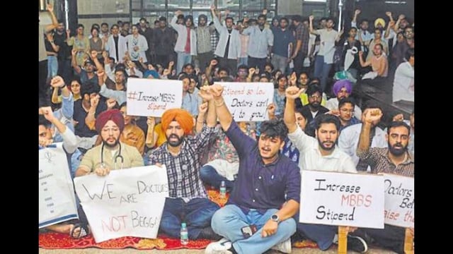 Resident doctors and MBBS interns protest for demands at Guru Nanak Dev Hospital in Amritsar on Monday. (Sameer Sehgal/ht)