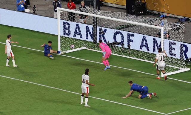 Soccer Football - FIFA Club World Cup - Round of 16 - Manchester City v Al Hilal - Camping World Stadium, Orlando, Florida, U.S. - June 30, 2025 Al Hilal's Marcos Leonardo scores their fourth goal REUTERS/Hannah Mckay