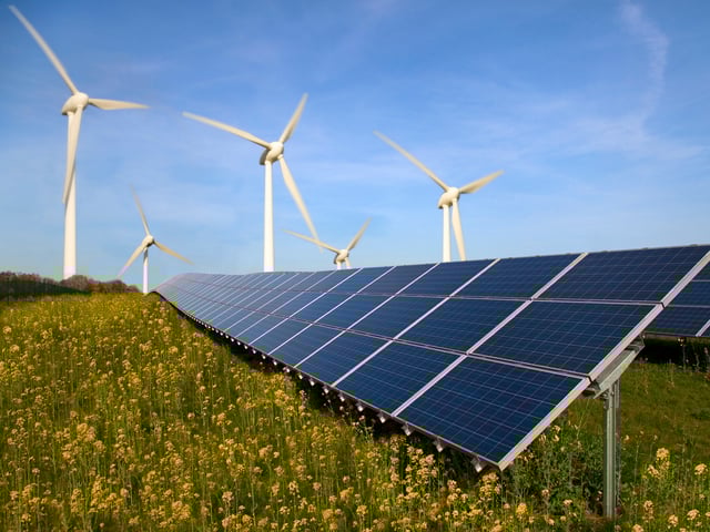 Experten befürchten, dass sich weitere Investionen in Windräder und Solaranlagen bald nicht mehr lohnen könnten. Der Grund: der niedrige Strompreis.