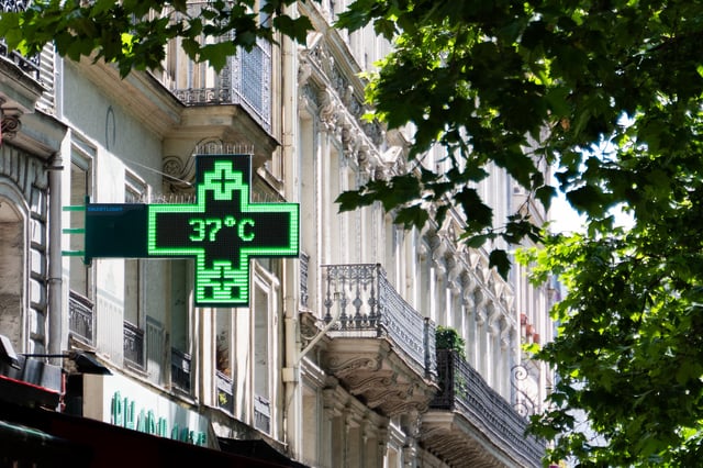 Un panneau d’une pharmacie parisienne affichant 37°C, ce lundi 30 juin 2025.