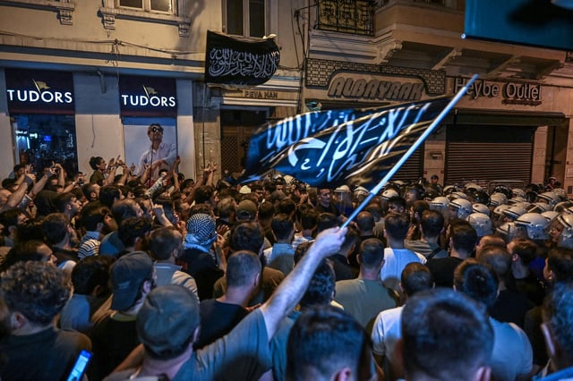 Le 30 juin 2025 à Istanbul, des manifestants ont affronté la police antiémeute pour protester contre Leman, accusée d’avoir publié une caricature du prophète Mohammed, après l’arrestation de plusieurs rédacteurs pour « outrage aux valeurs religieuses ».