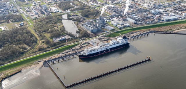 Die „Energos Force“ hat die Elbe inzwischen verlassen. Das Spezialschiff kann von Flüssiggas-Tankern Brennstoff übernehmen und ins deutsche Leitungsnetz einspeisen