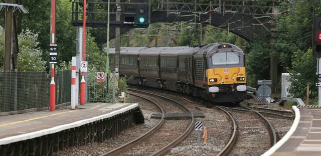 Le train royal transportant la reine Elizabeth II arrive en gare, le 14 juin 2018 à Runcorn (Royaume-Uni)