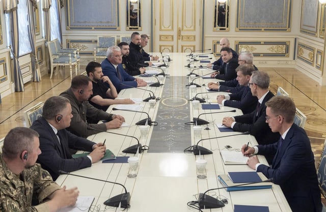 Representantes del Gobierno ucaniano de Volodímir Zelenski, durante la reunión de este lunes con una delegación alemana encabezada por el ministro de Exteriores del país, Johann Wadephul.