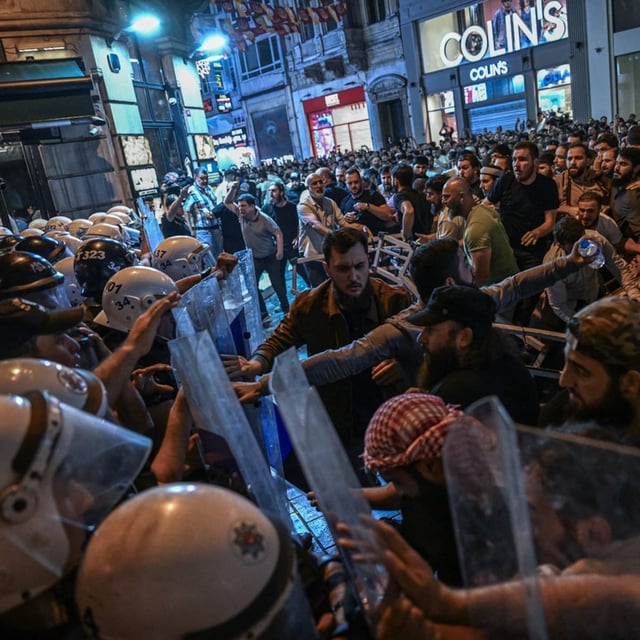 Proteste gegen das Satiremagazin Leman in Istanbul: Islamische Demonstranten stoßen mit türkischen Bereitschaftspolizisten zusammen. Die Polizei setzte Gummigeschosse und Tränengas ein, um eine wütende Menschenmenge aufzulösen, nachdem die Satirezeitschrift eine Karikatur des Propheten Mohammed veröffentlicht haben soll. 