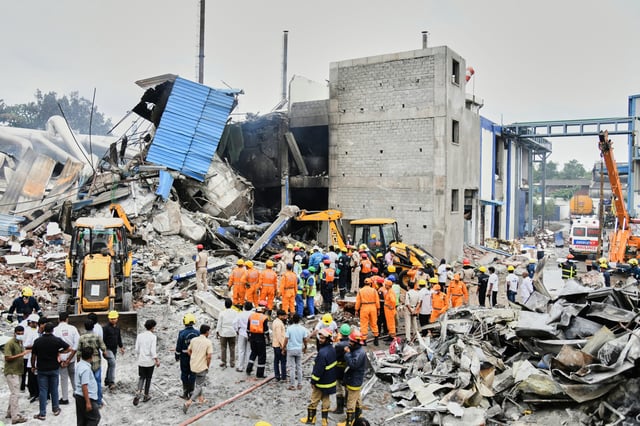 Rettungskräfte suchen nach einer Explosion und einem Brand in einer Pharmafabrik in einem Industriegebiet in der Nähe von Hyderabad nach Überlebenden.