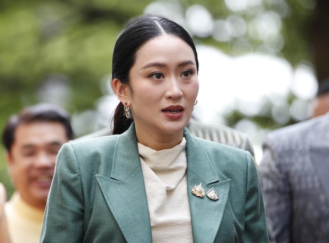 La première ministre thaïlandaise Paetongtarn Shinawatra, ici devant la Maison du gouvernement à Bangkok, a été suspendue mardi 1er juillet 2025 par la Cour constitutionnelle.