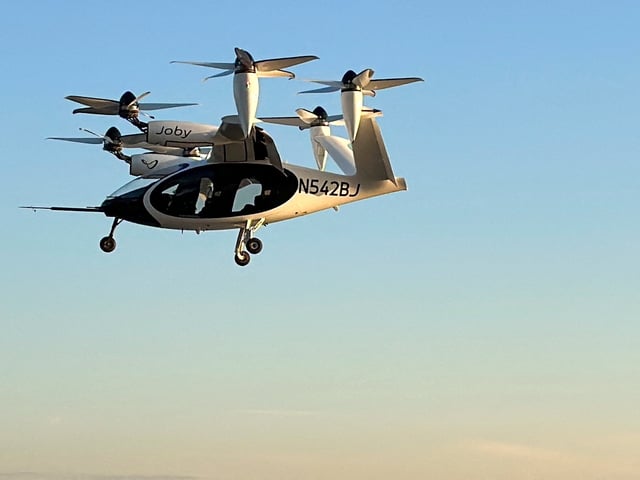 An electric air taxi by Joby Aviation flies near the Downtown Manhattan Heliport in Manhattan, New York City, U.S., November 12, 2023. REUTERS/Roselle Chen/File Photo