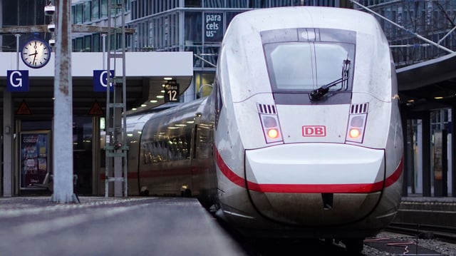 Frontalansicht eines ICE Zuges der Deutschen Bahn.
