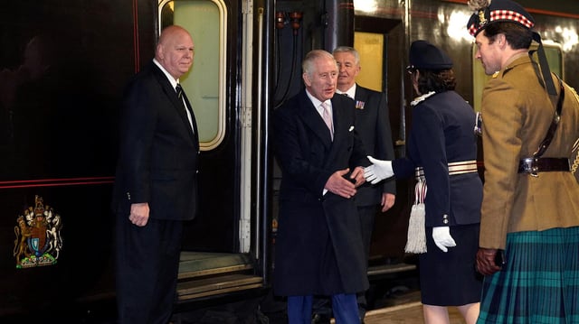 König Charles steht vor dem "Royal Train".