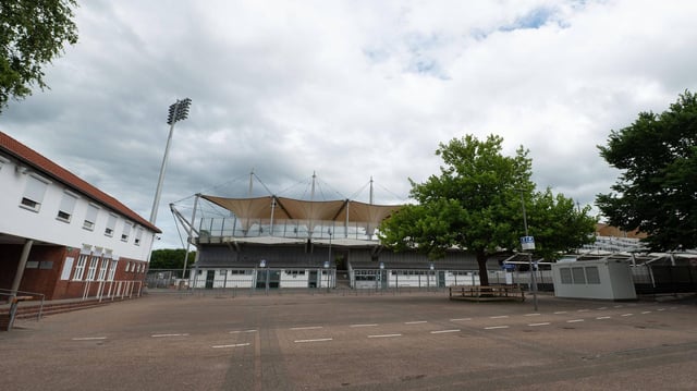 Zu sehen ist das Oldenburger Marschwegstadion von außen.