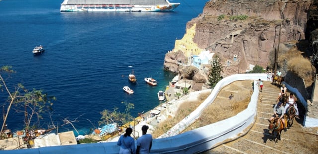 Un bateau de croisière près du village de Fira, sur l'île grecque de Santorin, le 20 juillet 2024