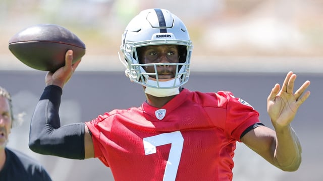 During a youth football event, Raiders QB Geno Smith engaged in a verbal spat over trash talk, emphasizing his high salary. (Photo by Ethan Miller / GETTY IMAGES NORTH AMERICA / Getty Images via AFP)