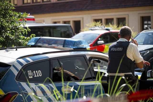 Ein 21-Jähriger hat in einer Firma in Unterfranken eine Kollegin getötet und zwei Männer schwer verletzt. Hier ein Polizist am Tatort.