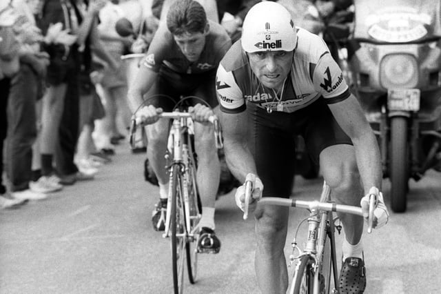 Le 6 juillet 1985, Bernard Hinault écrase le contre-la-montre de 75 km vers Strasbourg et met tous ses rivaux à plus de deux minutes à Sean Kelly (à gauche), parti avant lui mais qu'il rattrape sur le parcours