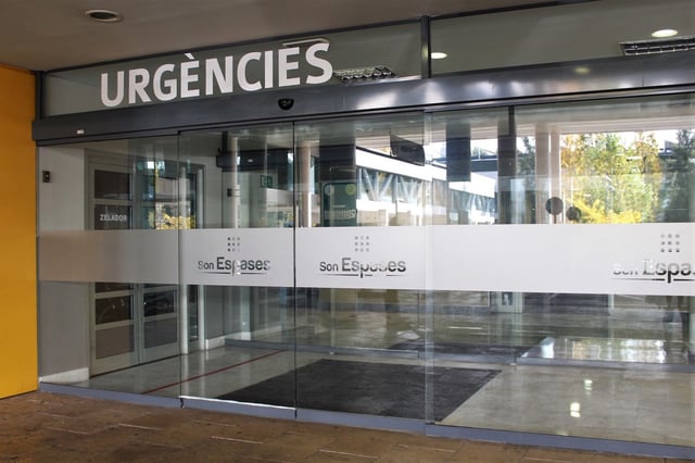 Archivo - Puerta de Urgencias del Hospital de Son Espases (Mallorca)