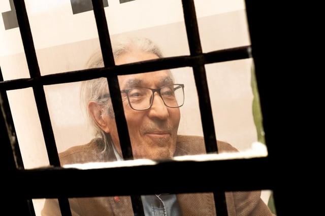 L’écrivain franco-algérien Boualem Sansal a été condamné par la cour d’appel d’Alger, mardi 1er juillet 2025. Ici, une illustration de l’écrivain emprisonné, affichée à Perpignan, en juin 2025.