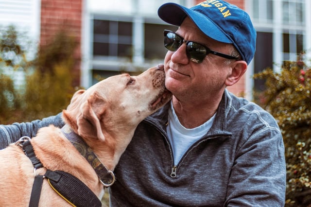 Un hombre con su perro.