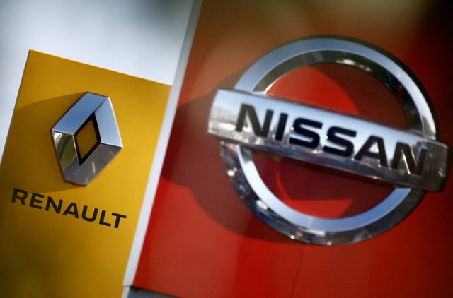 Les logos des constructeurs automobiles Nissan et Renault à Saint-Nazaire (Loire-Atlantique).