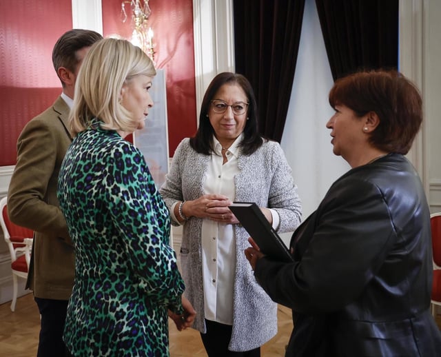 Verònica Cantó, a la derecha, entrega a Llanos Massó (Vox) la memoria de la AVL.