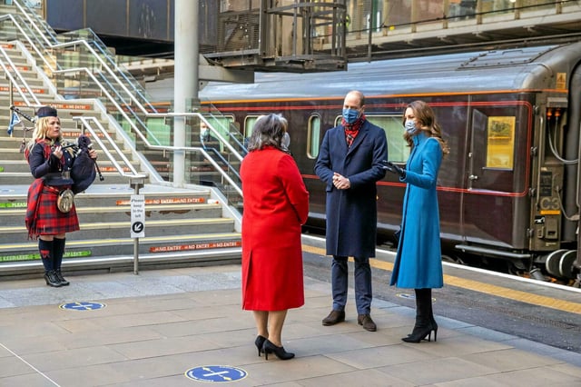 L'une des dernières grandes tournées du train royal a été celle entreprise pendant trois jours par William et Kate fin 2020, en pleine période Covid, pour aller remercier soignants et travailleurs.
