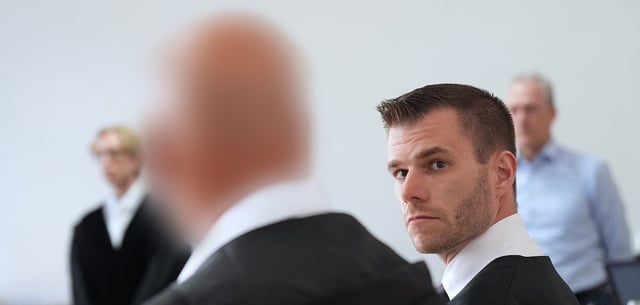 Ein 47-Jähriger (l., gepixelt) ist der schweren Zwangsprostitution angeklagt. Zum Prozessbeginn erschien er mit seinem Anwalt (r.)