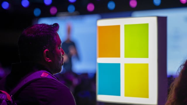 Mann, Windows-Logo (Symbolbild)