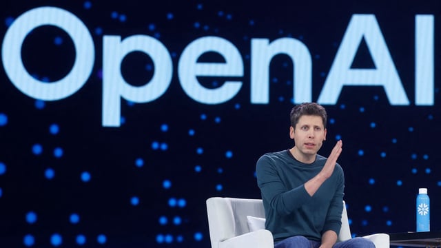 Talking about AI's deceptive nature, he stressed on how AI often gives fake yet well-crafted responses to prompts.