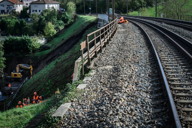 Des équipes de la SNCF réparent les dégâts causés par la tempête Leslie sur un viaduc touché par un glissement de terrain, sur la ligne ferroviaire entre Givors et Saint-Étienne, près de Saint-Chamond, le 23 octobre 2024.