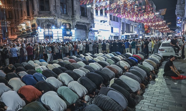 Des manifestants islamistes se sont mis à prier devant les locaux du magazine satiriste Leman, lundi 30 juin.