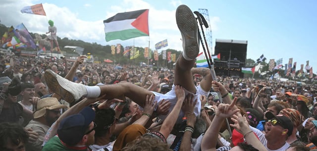 Einer der beiden Musiker von Bob Vylan nimmt beim Glastonbury Festival ein Bad in der Menge