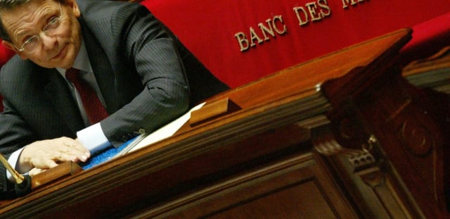 Jean-François Mattei, alors ministre de la Santé, le 19 octobre 2003, au banc des ministres à l'Assemblée nationale à Paris