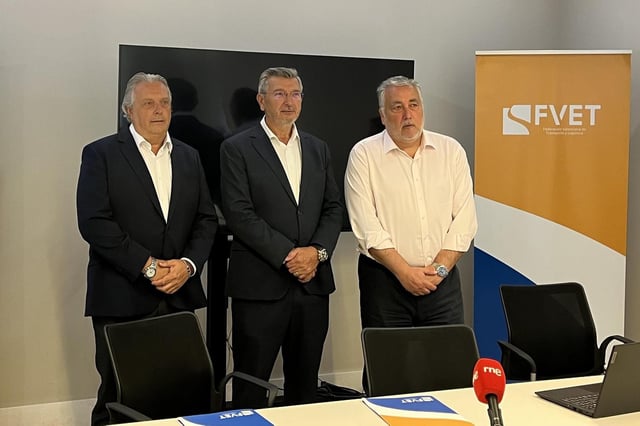 Juan Ortega, Carlos Prades y Carlos García, en la sede de la CEV.