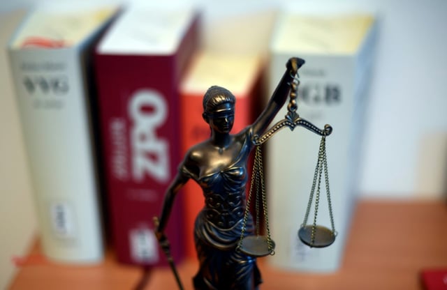 Eine Gefährderansprache bei einer Schülerin wegen rechter Posts in sozialen Medien durch die Polizei in Mecklenburg-Vorpommern während des Unterrichts ist rechtswidrig gewesen. Das entschied das Verwaltungsgericht Greifswald laut einer Sprecherin.