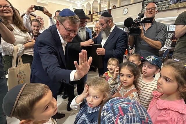 Wadephul bei seinem Besuch der Chabad-Synagoge in Odessa mit Kindern