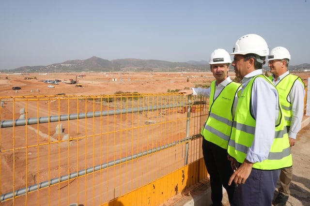 Carlos Mazón en una visita que hizo a las obras de la gigafactoría el pasado mes de julio de 2024.
