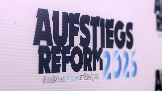 Schriftzug bei der Regionalligareform Pressekonferenz im Februrar 2025