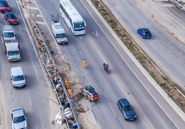 Imagen de los trabajos de retirada de vehículos en la V-31 tras la dana