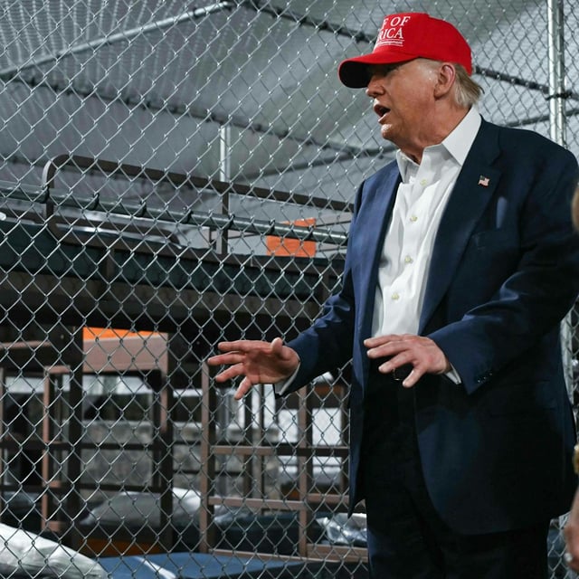 US-Präsident Donald Trump besichtigt das Abschiebegefängnis „Alligator Alcatraz“.