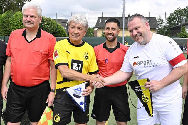 Mill (2.v.l.) im Mai 2024 bei einem Spiel der BVB-Traditionsmannschaft