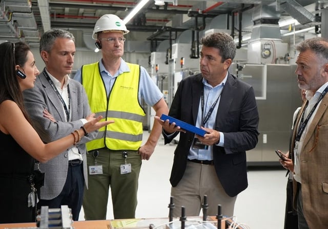 Imagen del presidente de la Generalitat durante su visita a Powerco