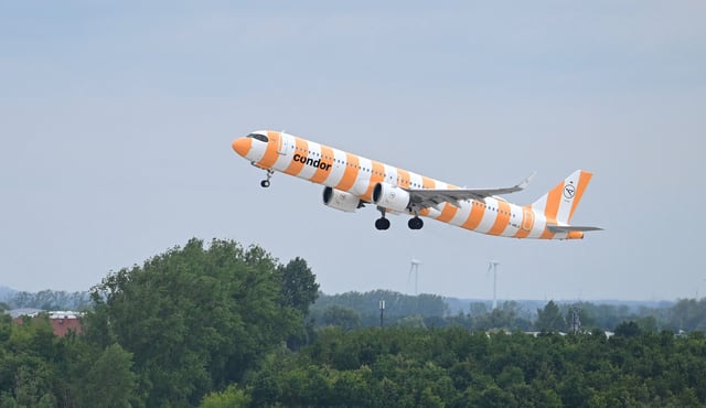 Ein Flugzeug Airbus A321neo der Condor im weiß-gelben Streifen Look steigt am Flughafen Leipzig-Halle in die Höhe. Als Erste in Deutschland starten die Schülerinnen und Schüler in Sachsen, Sachsen-Anhalt und Thüringen in die großen Ferien. Bis zum 8. August 2025 ist für sie nun vor allem Ausspannen und Urlaub angesagt. Am Flughafen Leipzig/Halle starten am ersten Ferienwochenende 32 Flieger zu Sonnenzielen.