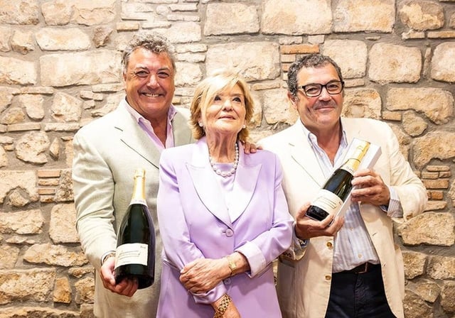 Ernestina Torelló, con sus dos hijos, Paco y Toni