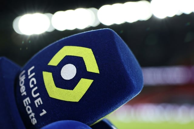 Photo d'un micro de la Ligue 1 Uber Eats prise le 3 novembre 2023 lors d'un match entre le Paris SG et Montpellier, au Parc des Princes