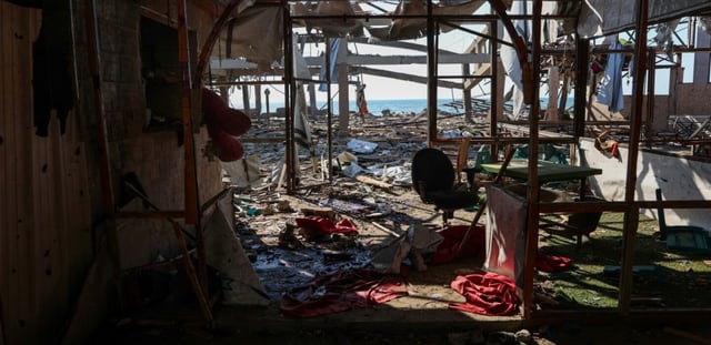 Photo montrant les dégâts au café Al-Baqa, dévasté par une frappe israélienne sur le front de mer à Gaza-ville le 30 juin 2025