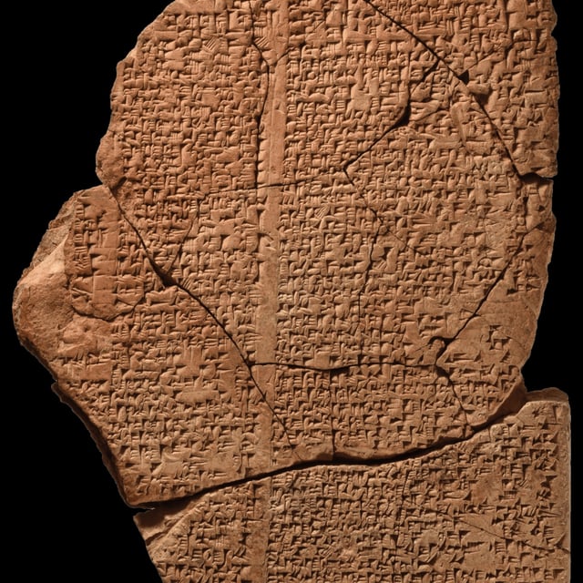 Auf der Tontafel ist mit Keilschrift eine Hymne auf Babylon geschrieben.