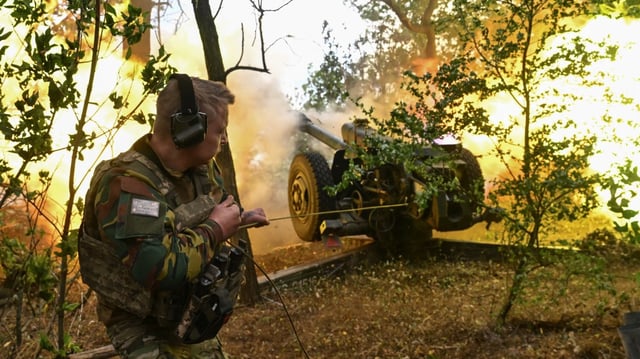 A Ukrainian soldier fires a howitzer towards Russian troops. Ukraine has yet to comment on the claim by the Kremlin